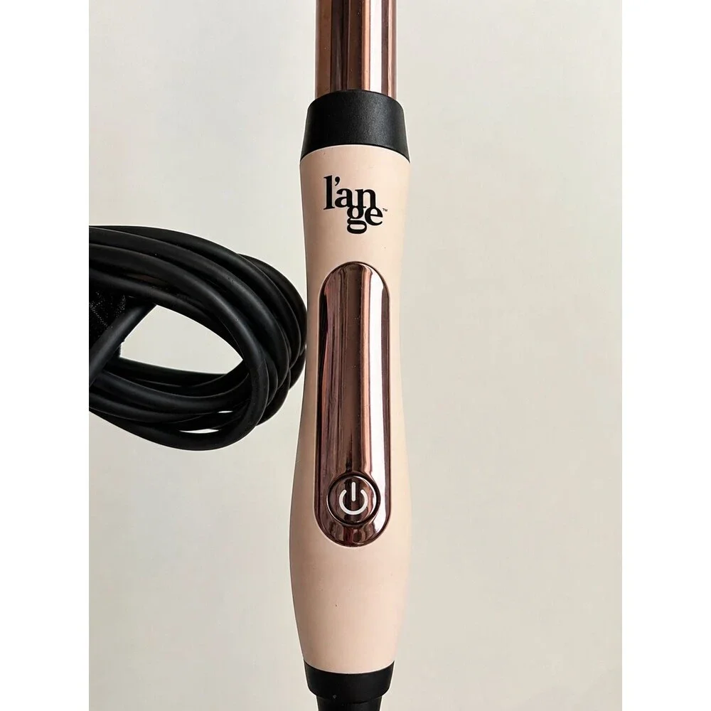 L’ange clipless curling wand in a blush pink and rose-gold finish